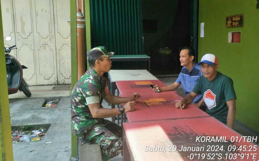 Kunjungi Warga, Sertu Jondri Jalin Hubungan Baik Dengan Warga