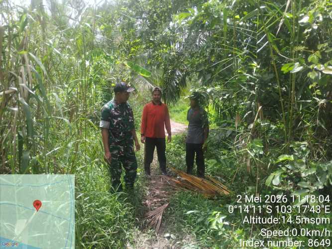 Babinsa Sertu Januar Perkuat Kedaulatan Wilayah Melalui Patroli Identifikasi Tapal Batas di Sungai Piring