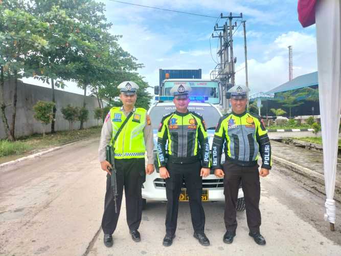 Personil Polres Inhil dan Brimob Polda Riau Kawal 3 Unit Truk Container Bawa Logistik Surat Suara Ke Inhil