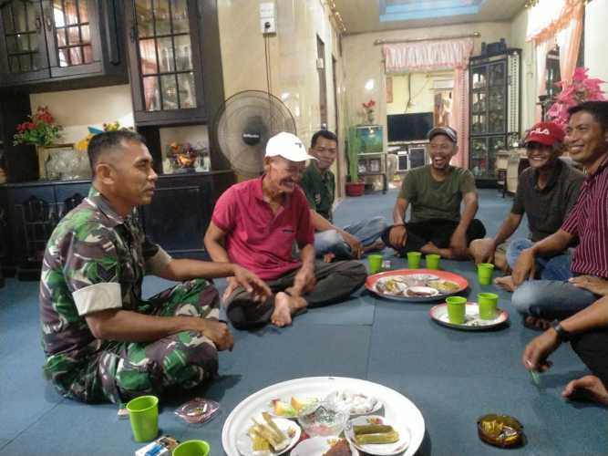 Babinsa Serka Masri Laksanakan Komsos dengan RW Setempat dalam Rangka Pembinaan Teritorial