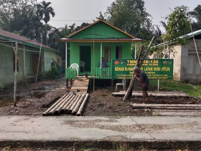 Kebut Sasaran Fisik, Satgas TMMD Ke-130 Kodim 0314/Inhil Mulai Pasang Dinding dan Jendela di Rumah Warga Kuala Lemang
