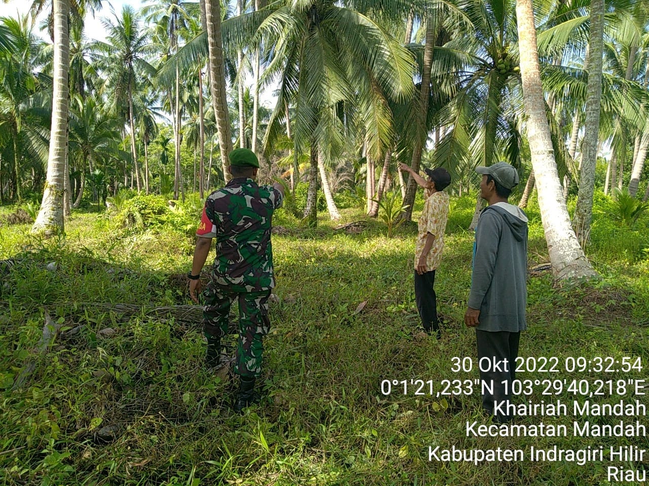 Serda Jimi Faisal Babinsa Koramil 08/Mandah Mengujii Kerawanan Lahan Petani