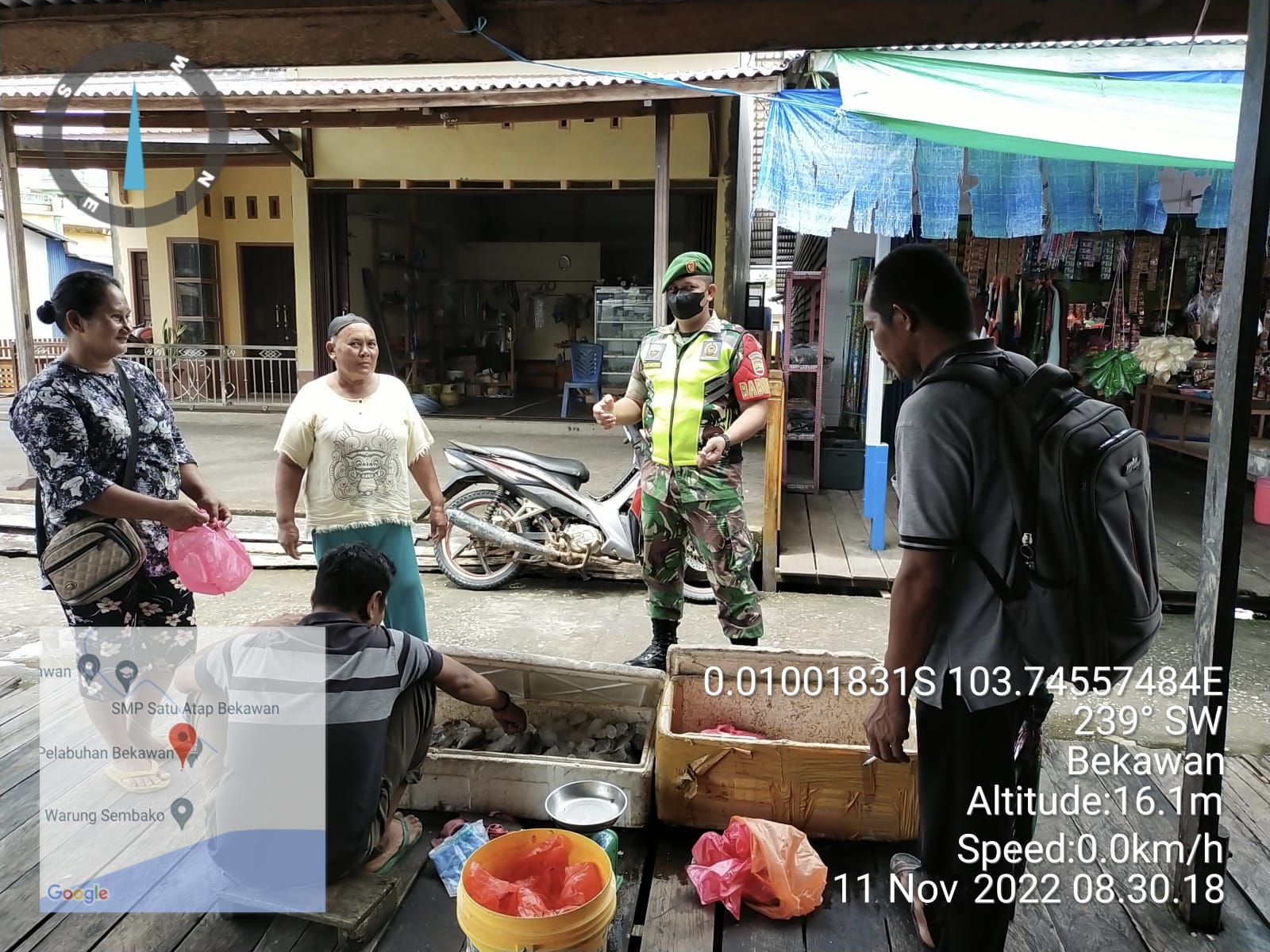 Babinsa Mandah Berlakukan Protokes di Pasar Bekawan