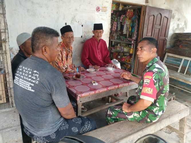 Babinsa Serka Masri Jaga Kamtibmas Demi Kondusifitas Sektor Perekonomian Warga UMKM