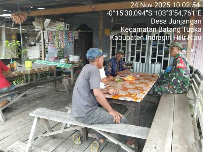 Babinsa  memberikan edukasi singkat tentang langkah-langkah pencegahan karhutla