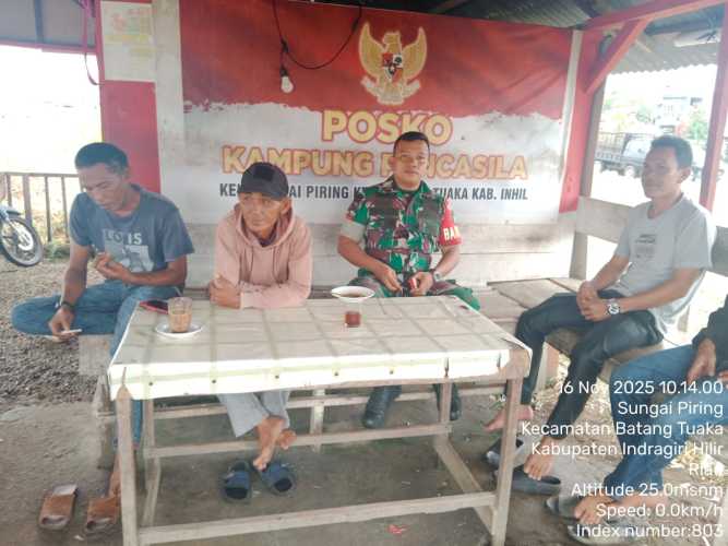 Babinsa berinteraksi langsung dengan tokoh masyarakat yang berada di sekitar Kampung Pancasila