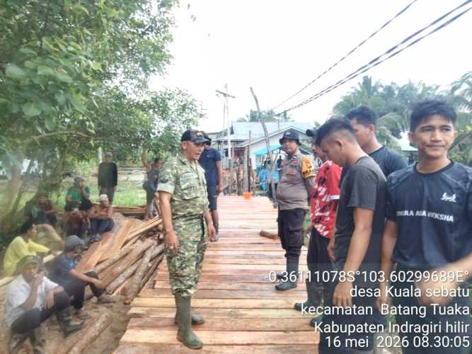 Babinsa Koramil 12/BTK Gotong Royong Bangun Jembatan Penghubung Dua Desa di Batang Tuaka