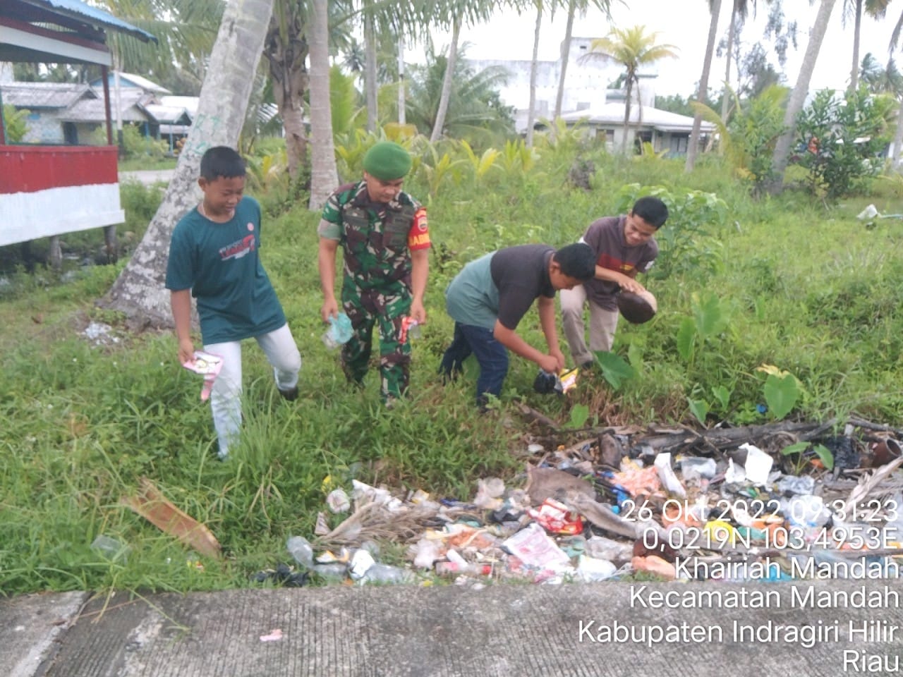 Serda Tomi Firman Babinsa Koramil 08/Mandah Bersosialisasi di Kampung Pancasila