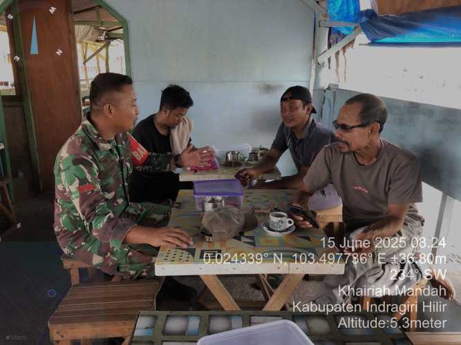 Babinsa Bekawan Lakukan Komsos untuk Tingkatkan Kamtibmas di Kampung Pancasila