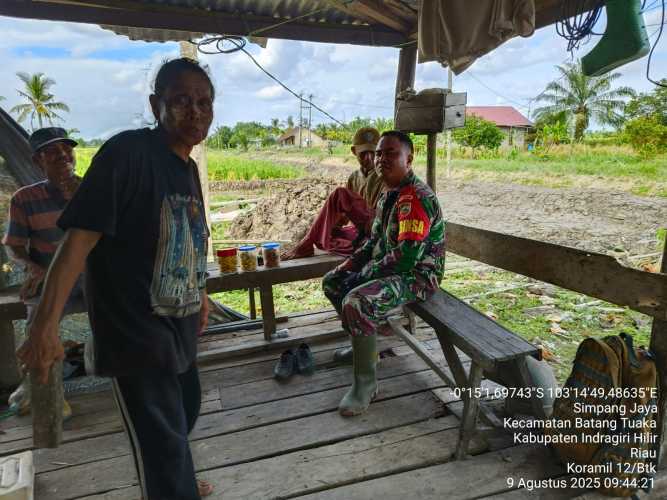 Babinsa Koramil 12/Batang Tuaka Intensifkan Komsos, Ajak Masyarakat Jaga Kebersihan dan Keamanan