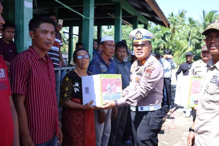 Polres Inhil Serahkan Bantuan kepada Korban Kebakaran di Sialang Panjang