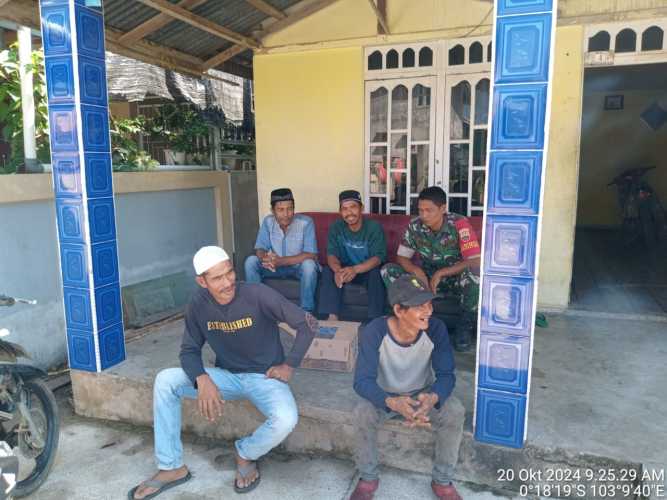 Sertu Deni Sutrisno Lakukan Sosialisasi Hak Pilih Bagi Warga