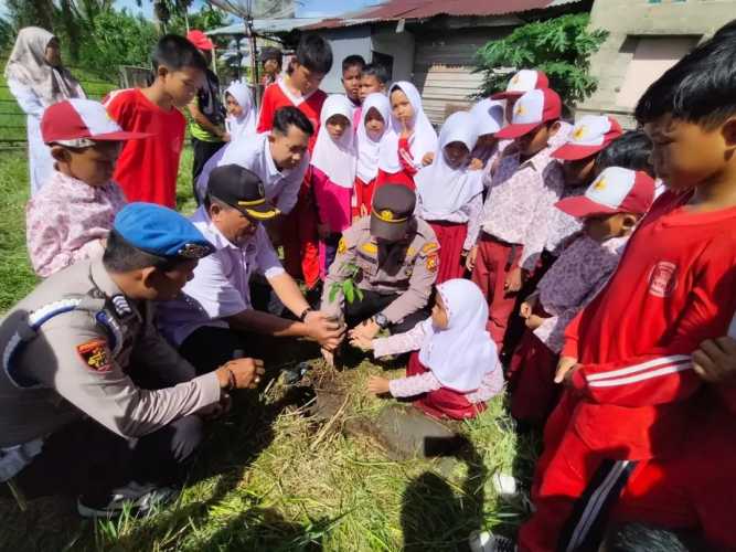 Polsek Tembilahan Hulu Wujudkan Penanaman 21.000 Pohon dalam Rangka Hari Pohon Nasional 2025