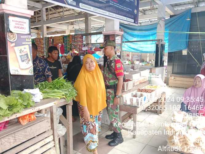 Babinsa Pastikan Keamanan dan Ketertiban Pasar Kayu jati