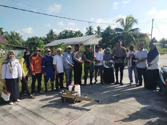 Babinsa Lakukan Pendampingan  Penanganan DBD melalui Fogging di Kelurahan Khairah Mandah