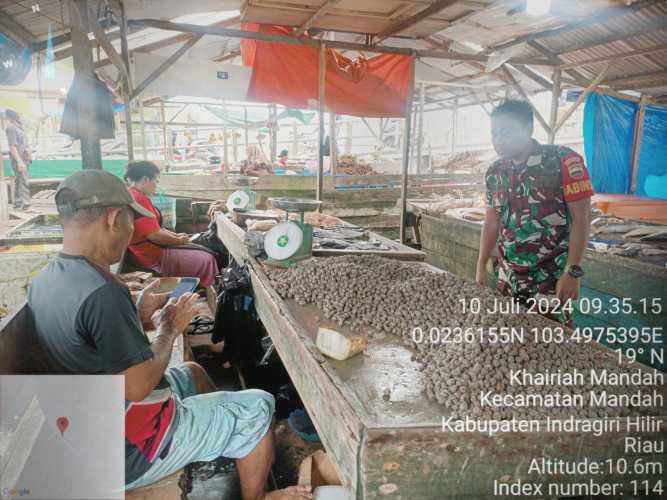 Babinsa Pulau Cawan Tinjau Langsung Kondisi Perdagangan