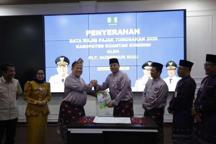 Pemprov Riau Serahkan Data Tunggakan PKB kepada Pemkab Kuansing, Perkuat Sinergi Tingkatkan PAD