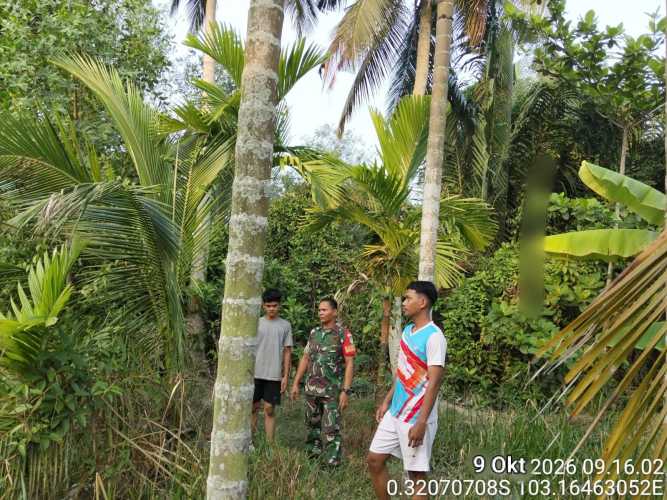 Bahu-Membahu di Lapangan, Babinsa dan Warga Tembilahan Hulu Siaga Karhutla