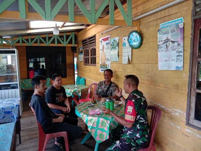 Babinsa Sertu Mistar Gelar Komsos Sambil Ngopi Bareng Warga, Tingkatkan Kekompakan Jaga Kamtibmas