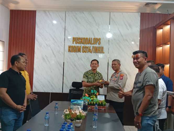 Kapolres Indragiri Hilir Beri Kejutan Ulang Tahun ke-42 untuk Dandim 0314/Inhil, Perkuat Sinergitas TNI–Polri