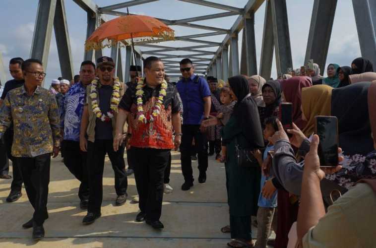 Diresmikan SF Hariyanto, Jembatan Desa Rantau Kasih Rampung Dibangun Menggunakan APBD Riau