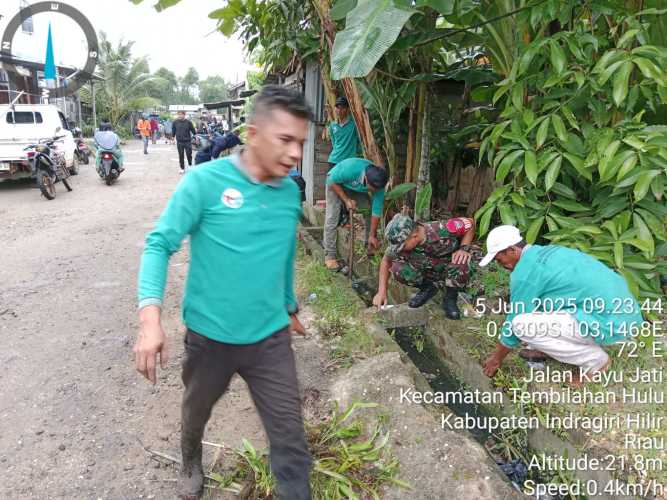 Babinsa Koramil 01/Tbh Serda Ronald Manalu Pimpin Gotong Royong, Tingkatkan Kebersihan Pasar Kayu Jati