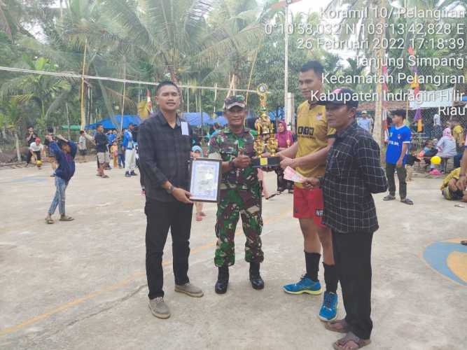 Babinsa Menghadiri Penutupan Turnamen Volly Ball Desa Tanjung Simpang