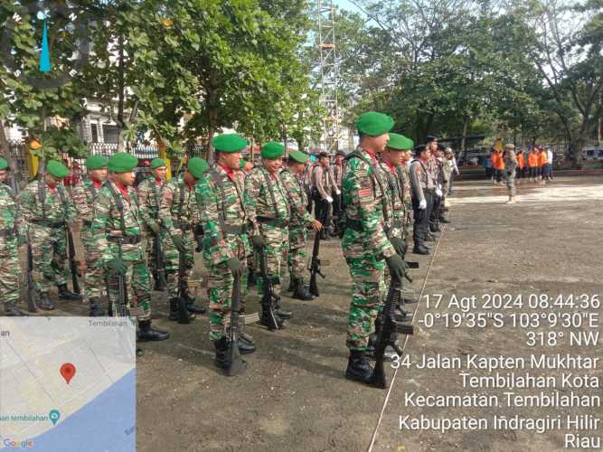 Personil Koramil 01/Tembilahan Bentuk Barisan Peserta Upacara HUT RI Ke-79 di Lapangan Gajah Mada