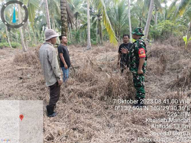 Lahan Kering dan Semak Menjadi Sorotan Babinsa dalam Patrolinya