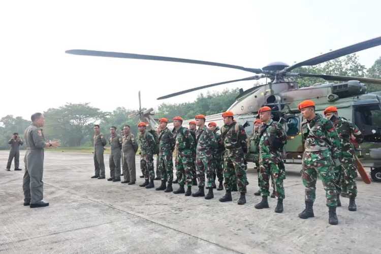 Tak Ada Akses Darat, 13 Prajurit Kopasgat Diterjunkan Lewat Udara ke Kerumutan
