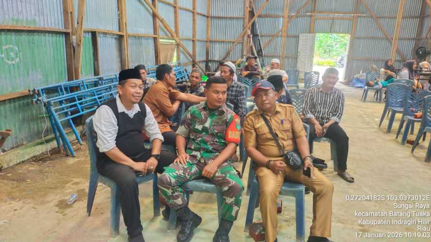 Babinsa Sungai Raya melaksanakan koordinasi dengan perangkat desa terkait peningkatan pelayanan kepada masyarakat