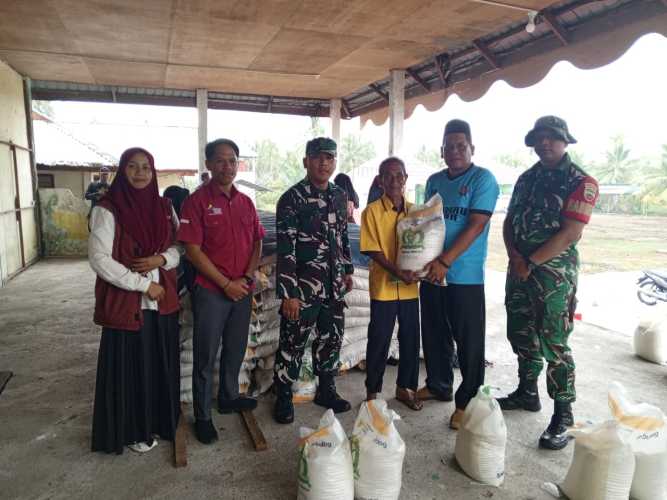 Babinsa Pulau Burung Sertu Siswanto Bantu Penyaluran Bantuan Pangan CPP Tahun Anggaran 2025