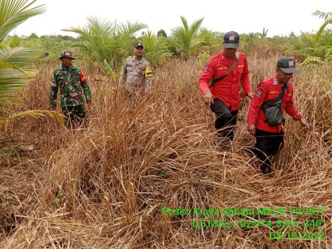 Babinsa di Bantu Satgas Karhutlah Lainnya Menyisir Daerah Titik Api