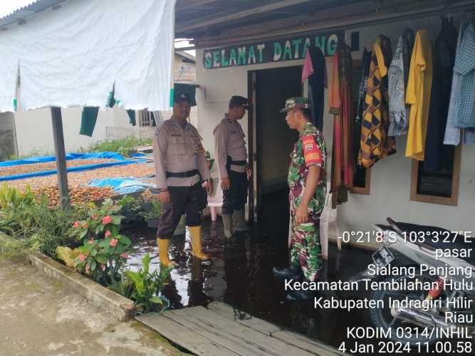 Babinsa Sialang Panjang Serka Masri dan Bhabinkamtibmas Terus Pantau Ketinggian Air di Desa Sialang Panjang