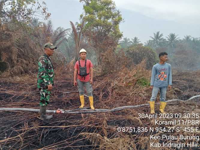 Sertu Wisnu Hartono Berjibaku Padamkan Api