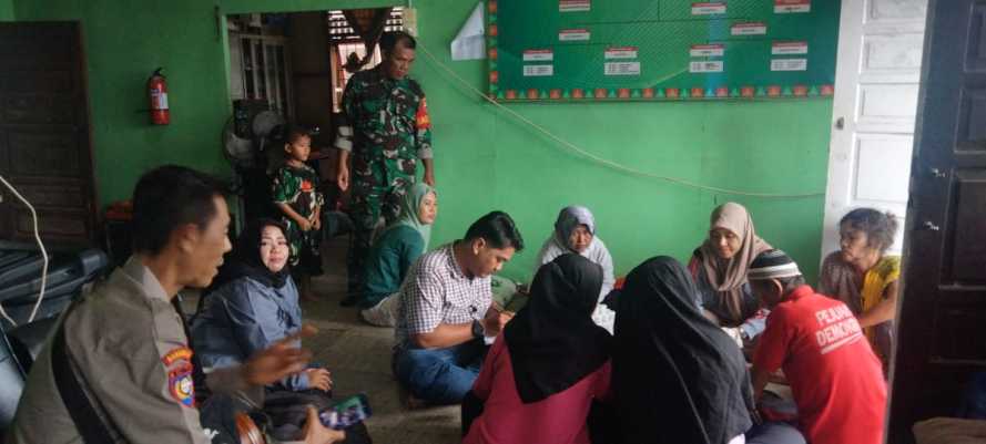 Babinsa Pasir Mas dan TGC Begerak Terus Lakukan Pemberian Pengobatan Gratis