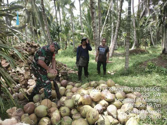 Babinsa Wujudkan Kemanunggalan TNI dengan UMKM Setempat