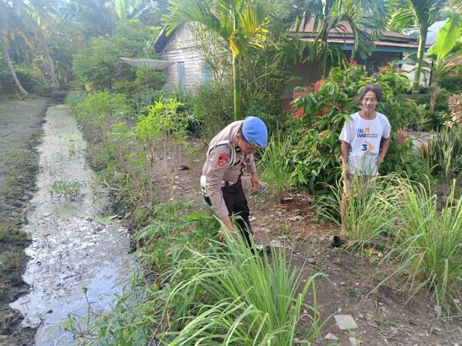 Personil Polsek Enok Terus Membina Warga Dalam Pemanfaatan Lahan Pekarangan
