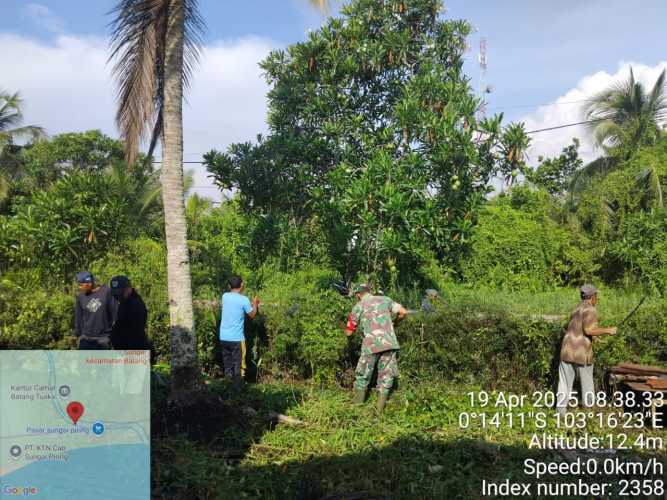 Babinsa Koramil 12/Batang Tuaka Bersama Warga Lakukan Penataan Lingkungan Melalui Sabtu Goro
