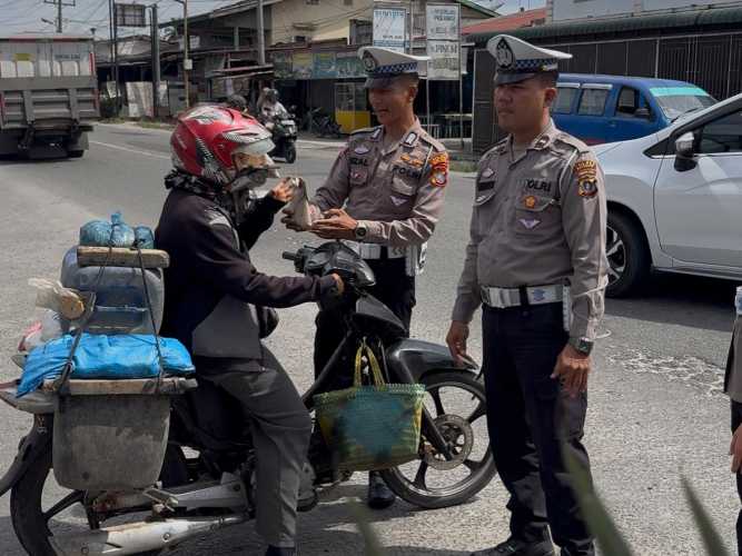 Satlantas Polres Batu Bara Laksanakan Jumat Berkah untuk Menghargai Pengendara yang Taat Aturan Lalu Lintas