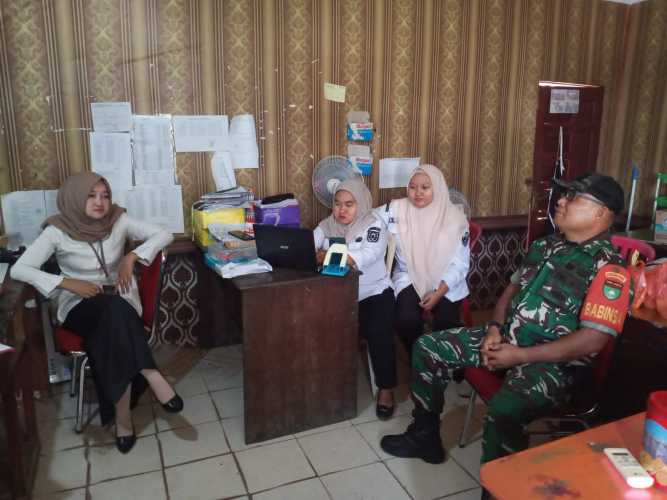 Pererat Silaturahmi dengan Aparatur Kelurahan, Babinsa Sertu Anton Laksanakan Komsos di Tembilahan Hilir